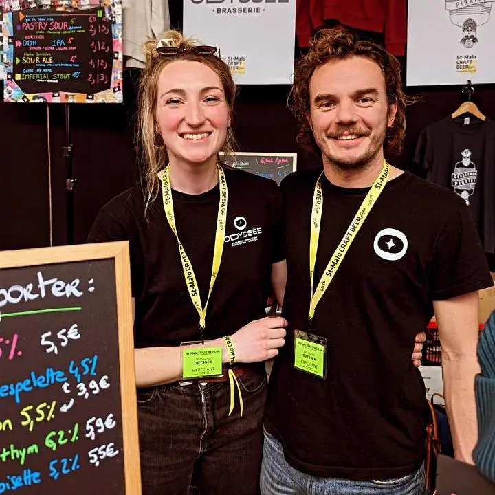 Photo de Camille avec un élève zythologue