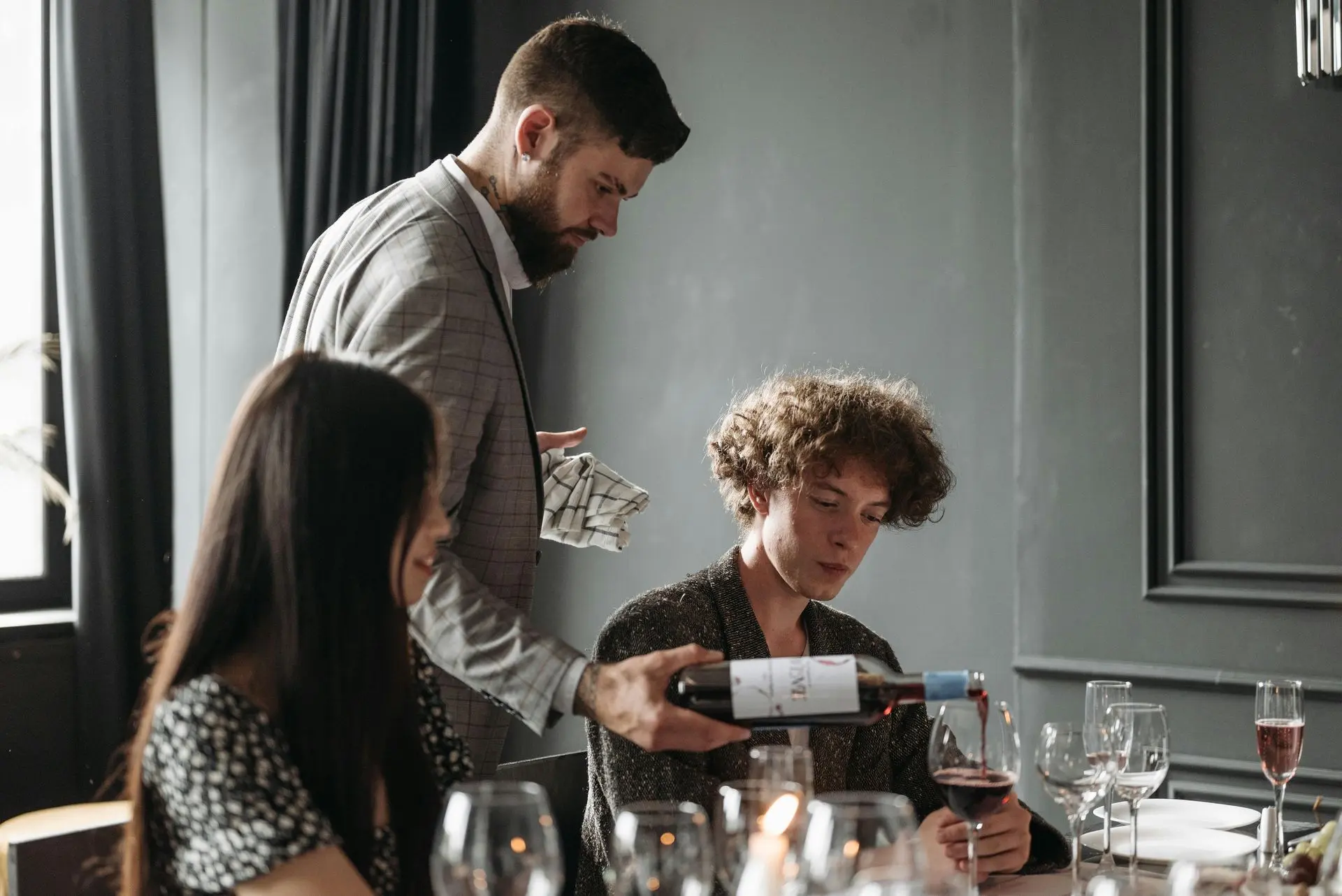 Image d'un sommelier en train de servir du vin